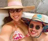 Grávida: Vivian Amorim mostra barriguinha ao tomar banho