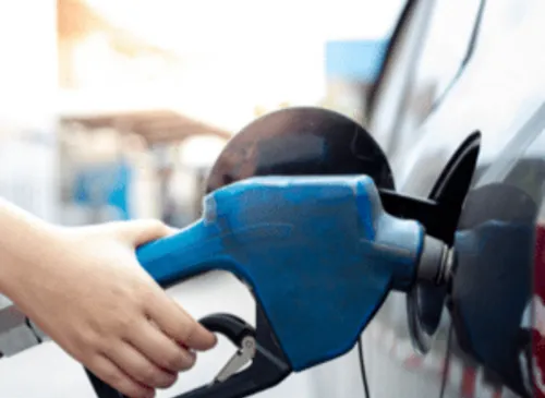Gasolina sobe mais de 3% e valor médio chega a R$6,23 por litro