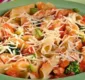 
                  Aprenda receita de macarrão com frango e vegetais para almoço