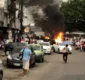 
                  Manifestantes fecham rua e ateiam fogo em container de lixo