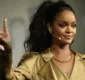 
                  Ela veio? Sósia de Rihanna passeia por metrô em SP e enloquece fã