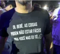 Xaveco com plaquinha arranca risada e beijo no CarnaSal