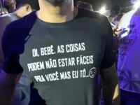 Xaveco com plaquinha arranca risada e beijo no CarnaSal