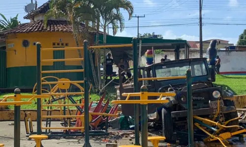 
				
					Caminhão sem freio atinge quiosque e academia pública na Bahia; homem fica ferido
				
				