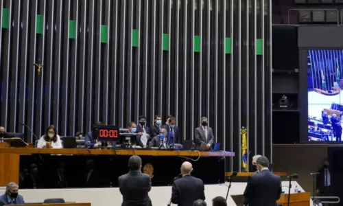
				
					Câmara aprova MP com piso permanente de R$ 400 para Auxílio Brasil
				
				