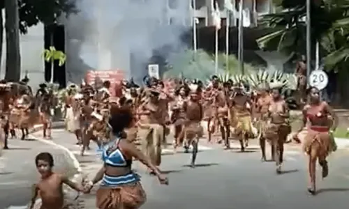
				
					Indígenas e PM's entram em confronto no Centro Administrativo da Bahia, em Salvador
				
				