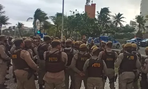 
				
					PMs trocam tiros com criminosos após resgatarem homem que seria assassinado no Nordeste de Amaralina, em Salvador
				
				
