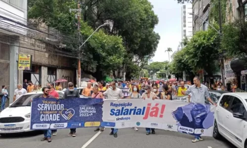 
				
					Servidores da prefeitura fazem protesto no centro de Salvador
				
				