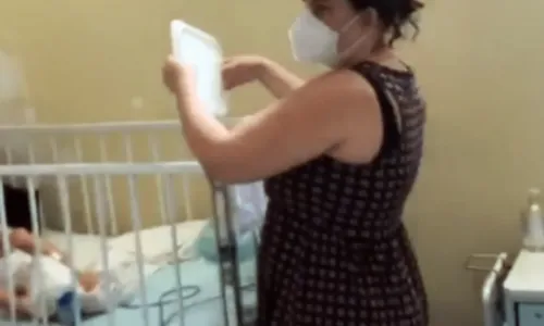 
				
					Crianças internadas em hospital em Salvador são abanadas com tampa de quentinha; veja motivo
				
				