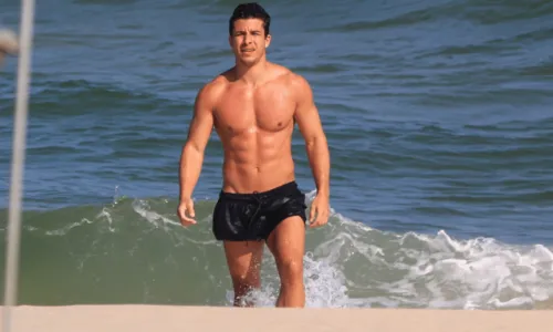 
				
					Ricky Tavares, de 'Além da Ilusão', ostenta barriga trincada durante mergulho; veja fotos
				
				