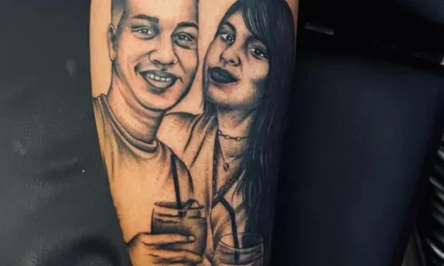 
				
					'Paraíso Perdido': Blogueira tatua foto do namorado morto em confronto com PMs na perna
				
				