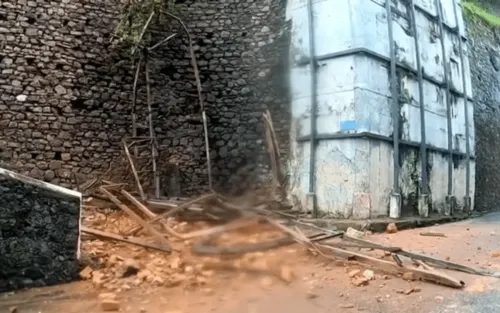 
				
					Após interdição, trânsito é liberado na Estrada Velha de Periperi
				
				