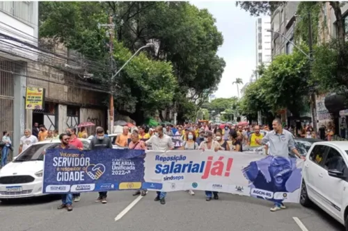 
				
					Servidores da prefeitura fazem protesto no centro de Salvador
				
				