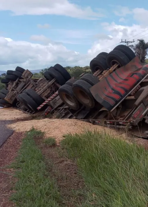 
				
					Carreta tomba em trecho de rodovia um dia após acidente com 3 mortes no mesmo lugar
				
				