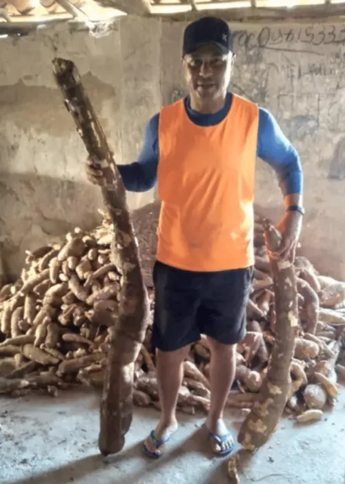 
				
					Agricultor colhe mandioca de 2 metros e quase 30 kg na Bahia
				
				