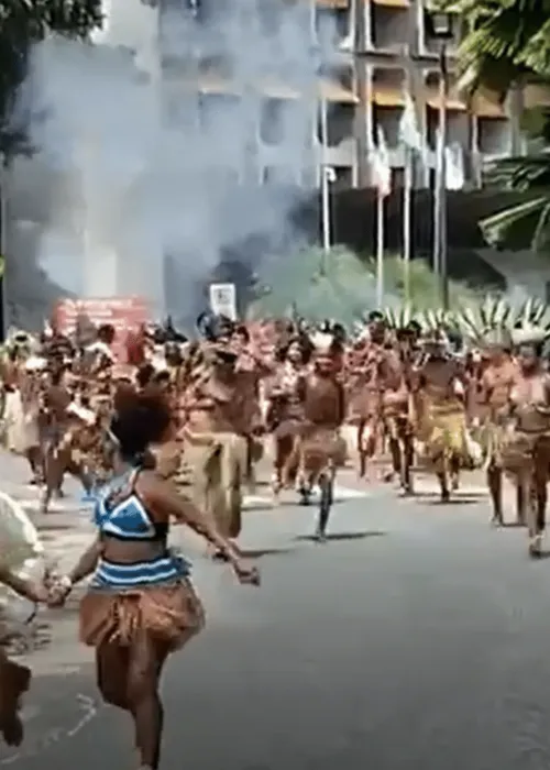 
				
					Indígenas e PM's entram em confronto no Centro Administrativo da Bahia, em Salvador
				
				