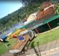 
                  Caminhão sem freio atinge quiosque e academia pública na Bahia; homem fica ferido