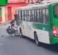 
                  Batida entre moto e ônibus deixa 2 feridos em Salvador; vídeo mostra momento do acidente