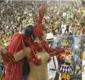 
                  Semi nua, Paolla Oliveira paralisa sambódromo em desfile no Rio