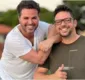 
                  Eduardo Costa e ex-esposo da mulher posam juntos: 'homem de paz'