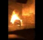 
                  Carro pega fogo no bairro do Imbuí, em Salvador; veja vídeo