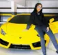 
                  Ludmilla ostenta ao posar com Lamborghini de R$3 milhões