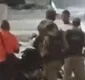 
                  Policial agride motociclista com tapa no rosto durante abordagem