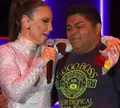 Fã sobe em palco e entrega flores para Ivete no show de 50 anos na Bahia