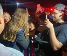 Ivete Sangalo desce do palco durante passagem de som e atende fãs em Juazeiro, na BA; veja vídeos