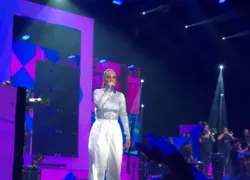 Show 'Ivete 50 anos' tem bolo, parabéns, frases icônicas, Marcelinho na percussão e Preta Gil no palco