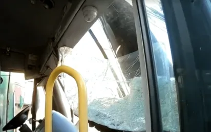 
		Motorista perde controle e micro-ônibus bate em poste no bairro de Sussuarana, em Salvador