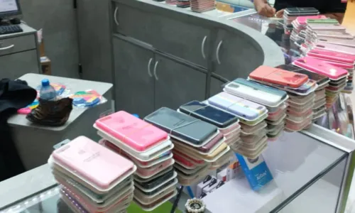 
				
					Mais de mil acessórios de celular falsificados são apreendidos em shoppings de Salvador
				
				