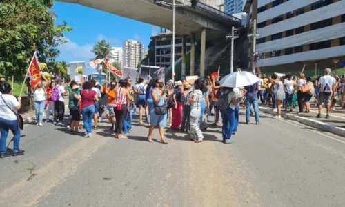 
				
					Em greve há 7 dias, professores da rede municipal de Salvador fazem 'lavagem' em frente a Secretaria
				
				