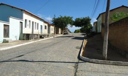 
				
					Três pessoas morrem após ingerir líquido desconhecido dentro de ônibus na Bahia
				
				