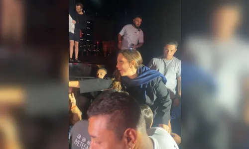 
				
					Ivete Sangalo desce do palco durante passagem de som e atende fãs em Juazeiro, na BA; veja vídeos
				
				