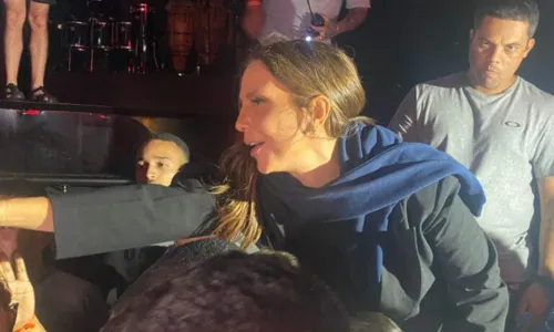 
				
					Ivete Sangalo desce do palco durante passagem de som e atende fãs em Juazeiro, na BA; veja vídeos
				
				