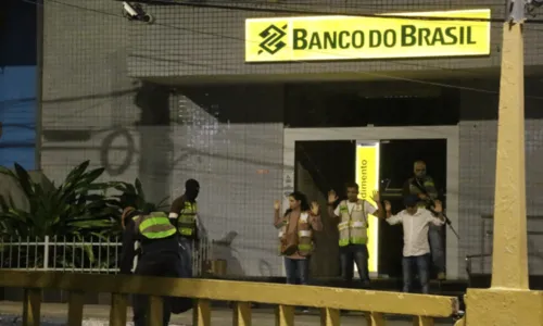 
				
					Treinamento da PM simula ataque a banco na cidade de Jacobina, interior da Bahia
				
				