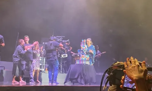 
				
					Vídeo: Ivete ganha parabéns de fãs em show de 50 anos na BA e Preta Gil puxa: 'Vou comer seu bolo'
				
				