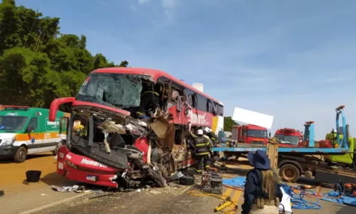 
				
					Ônibus e carreta colidem na BR-163 e deixam 11 mortos no Mato Grosso; veículos ficaram destruídos
				
				