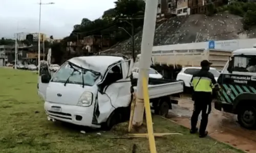 
				
					Caminhão bate contra poste e deixa um ferido na Av. Gal Costa, em Salvador
				
				
