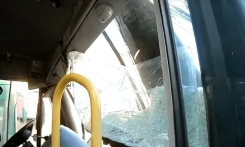 
				
					Motorista perde controle e micro-ônibus bate em poste no bairro de Sussuarana, em Salvador
				
				