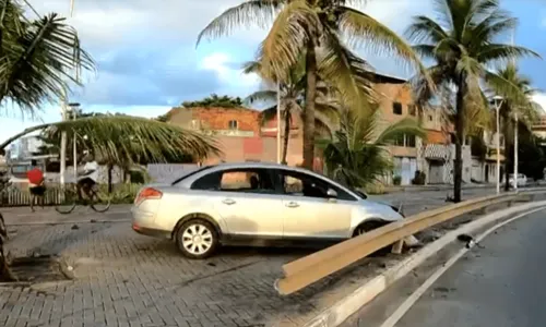 
				
					Motorista perde controle e invade canteiro na Avenida Pinto de Aguiar, em Salvador
				
				