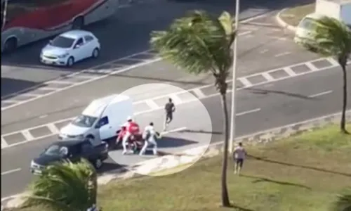 
				
					Vídeo: Adolescente é espancado por populares após suspeita de roubo de moto na Boca do Rio, em Salvador
				
				