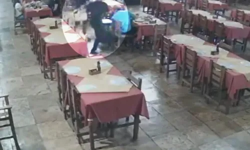 
				
					Vídeo: Mulher é espancada por criminosos durante assalto a restaurante na Bahia
				
				