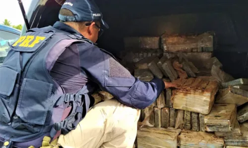 
				
					Homem é preso com carga de quase meia tonelada de cocaína escondida em sucata na Bahia
				
				