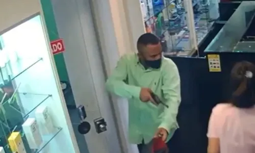 
				
					Vídeo: Homem assalta loja após fingir ser cliente e foge com mais de R$ 30 mil em celulares
				
				