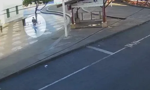 
				
					Vídeo mostra momento em que homem atira em outro no Rio Vermelho, em Salvador; polícia procura suspeito
				
				