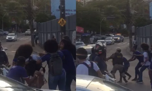 
				
					PM é acionada após estudantes brigarem dentro e fora de colégio em Salvador; vídeo mostra confusão
				
				