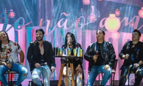 
				
					Calcinha Preta leva ex-integrantes para o palco e emociona fãs: 'Queremos turnê com os 5"
				
				