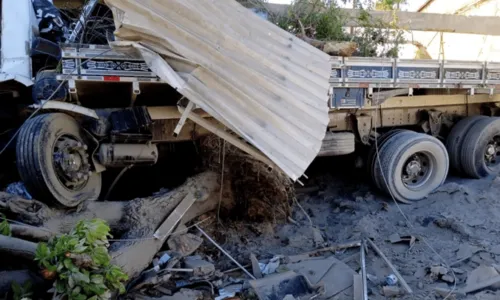 
				
					Vídeo: Caminhão carregado de cimento invade 7 casas e deixa 1 ferido na Bahia
				
				